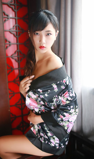 男生女生互动打牙祭